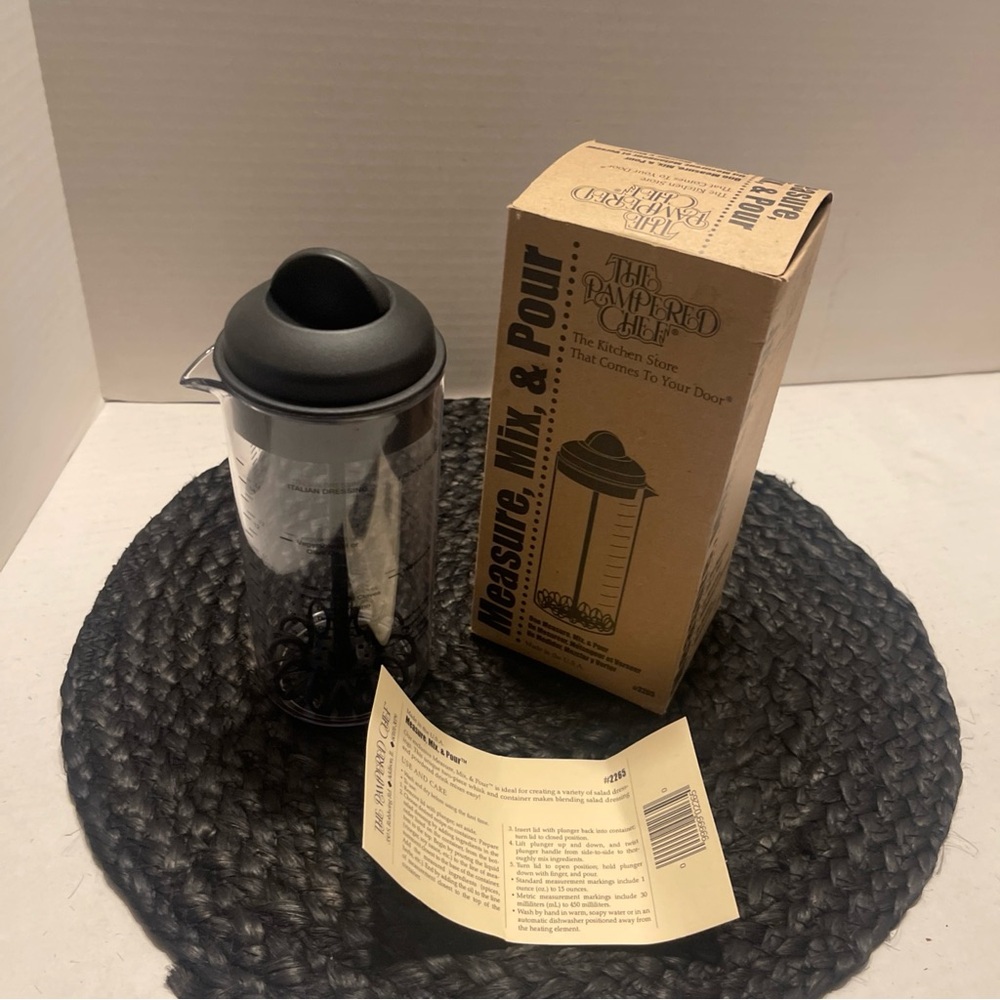 The Pampered Chef Black Measuring salad Mixer & Pour
